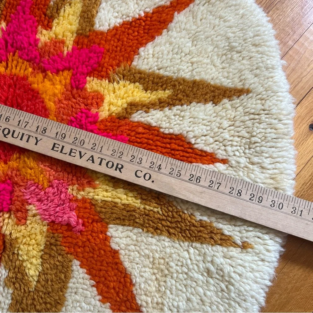 Round Wool Rug with Starburst Design - Picture 3 of 10